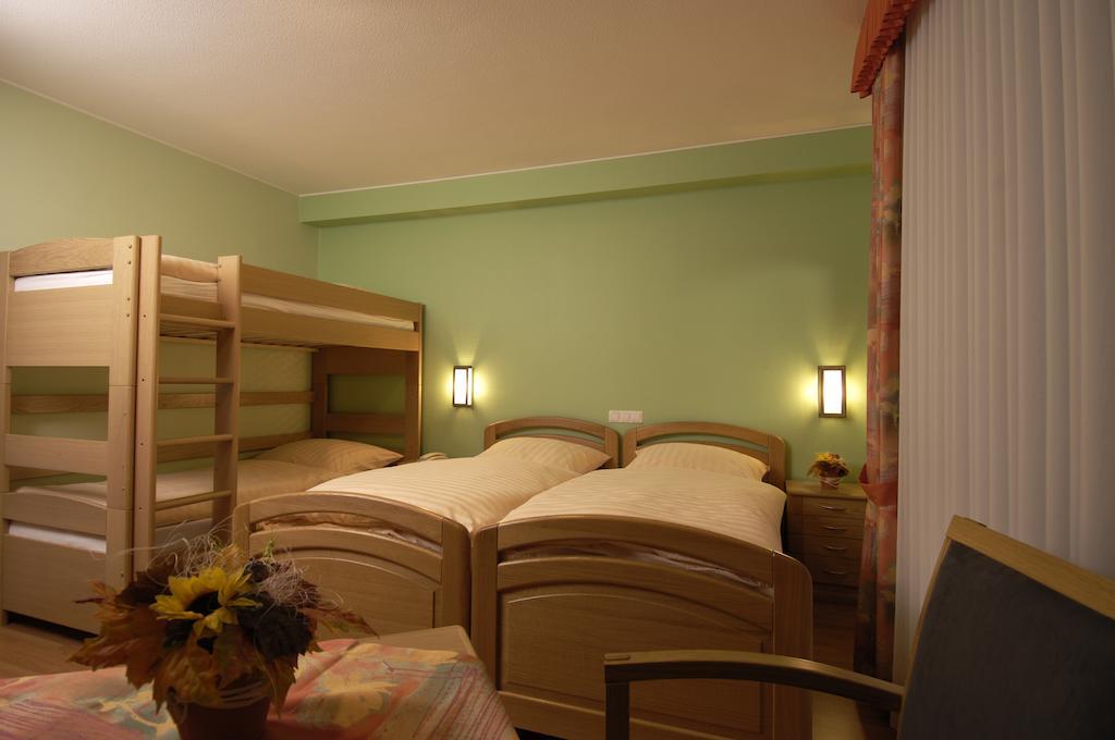 Hotel Zum Burghof Schoenberg Zimmer foto