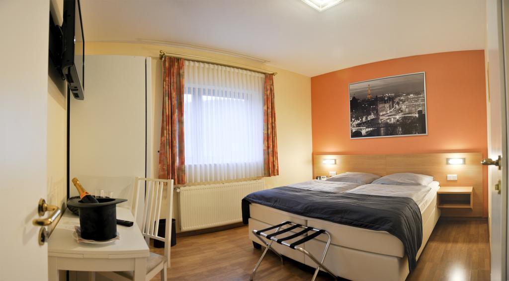 Hotel Zum Burghof Schoenberg Exterior foto
