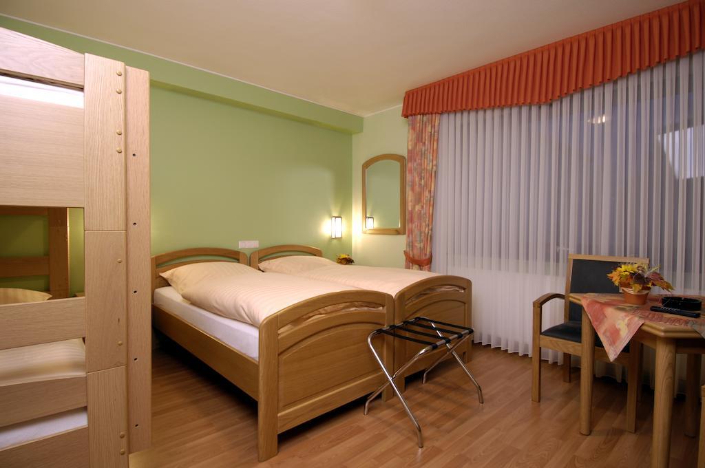 Hotel Zum Burghof Schoenberg Zimmer foto